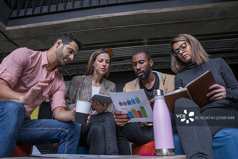 办公室里的4名拉丁裔人士团队图片素材