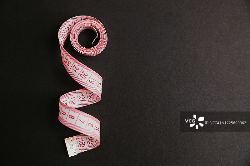 黑色背景上的卷尺图片素材