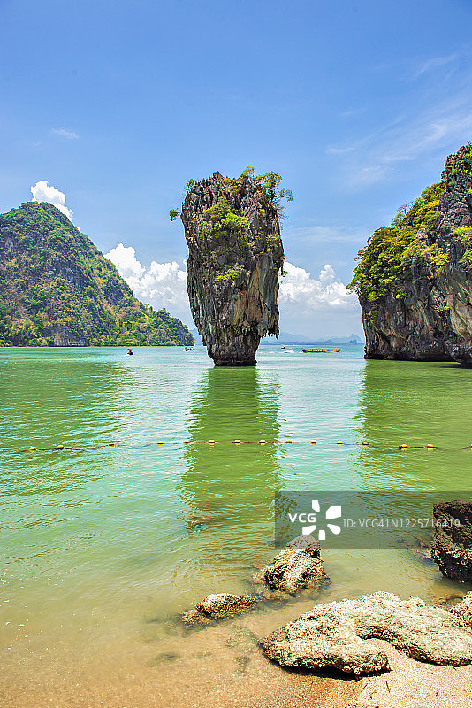 泰国攀牙府攀牙湾的著名石灰岩岩石“达铺岛”图片素材