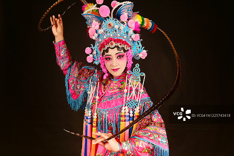 一位京剧女演员在舞台表演图片素材