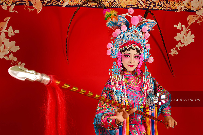 一位京剧女演员在舞台表演图片素材