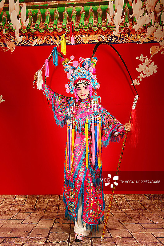 一位京剧女演员在舞台表演图片素材