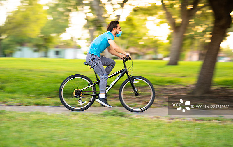 2020疫情期间戴口罩骑行图片素材
