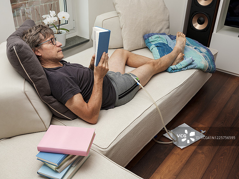 插入阴茎的导尿管病人，包括袋子和软管图片素材