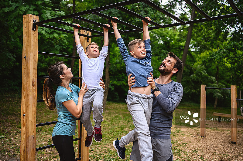 活跃的家庭在户外健身房的时光图片素材