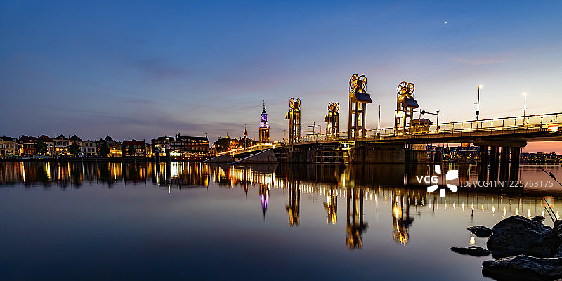 春日傍晚坎彭艾瑟尔河上的城市桥梁图片素材