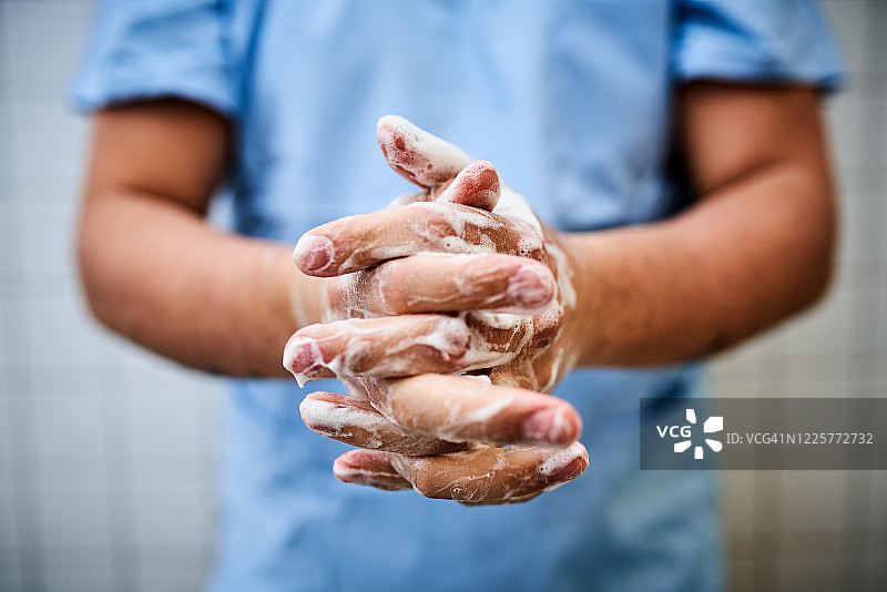 男护士正在洗手图片素材