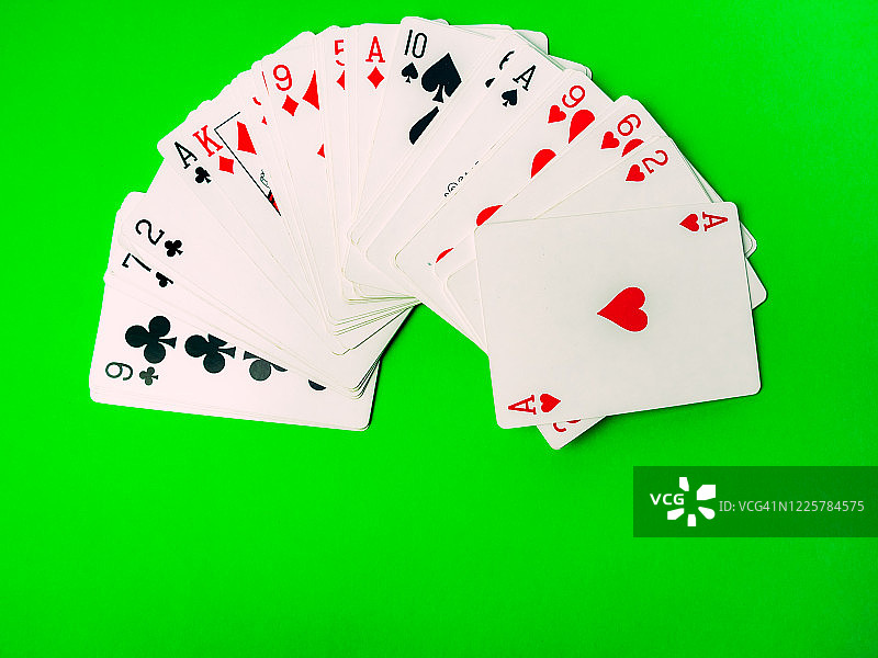 绿色背景上的扑克牌图片素材