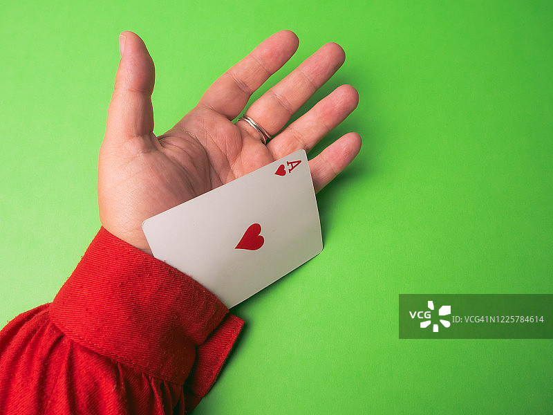 袖子里藏着红桃A的人。作弊概念图片素材