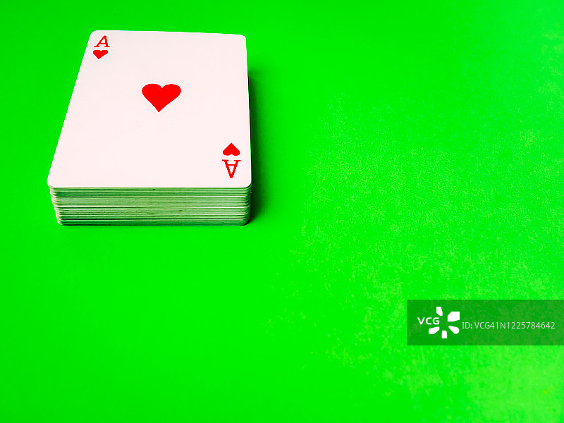 绿色背景上的扑克牌图片素材