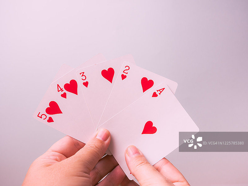 玩扑克牌的人图片素材