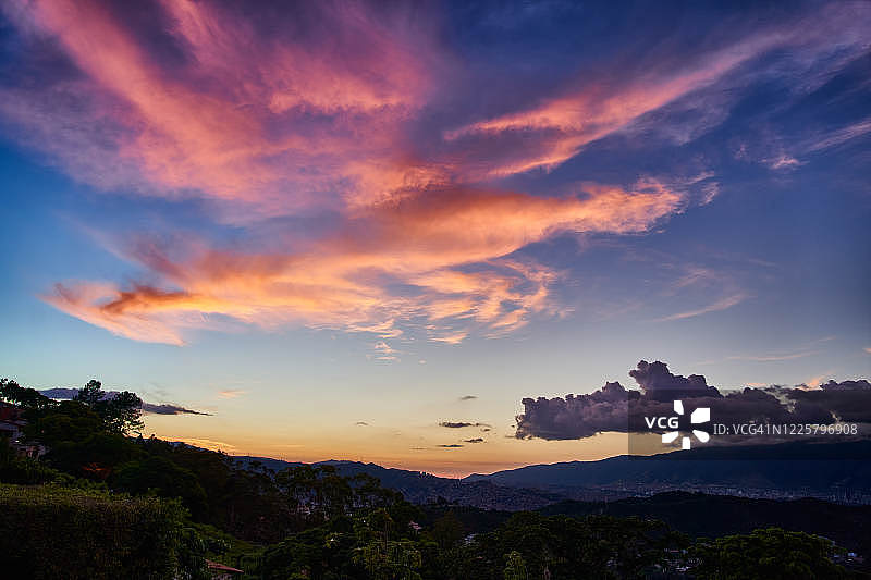 充满活力的壮丽全景天际线日落航拍图片素材