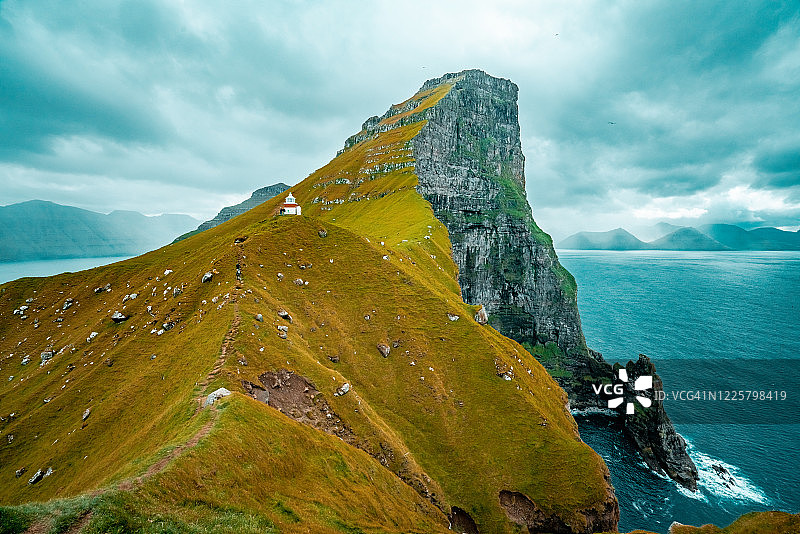 悬崖上的灯塔图片素材