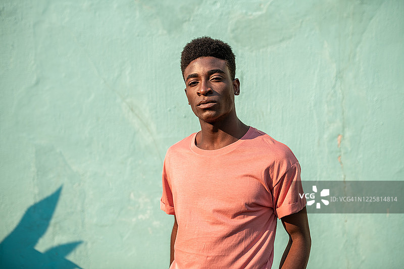 英俊的年轻非洲男子肖像图片素材