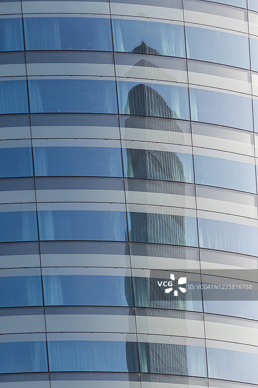 法国巴黎拉德芳斯商业区建筑在窗户上的倒影图片素材