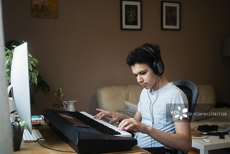 青少年男孩弹电子琴图片素材