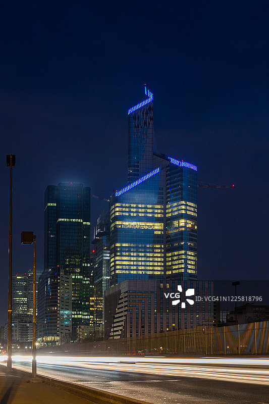 巴黎拉德芳斯塞纳河畔的夜景光条图片素材