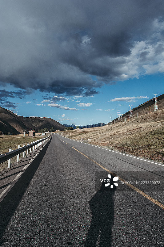 道路上的骑行者身影图片素材