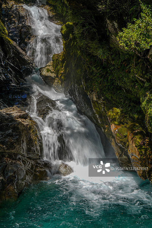 新西兰米尔福德峡湾福尔斯克里克瀑布图片素材