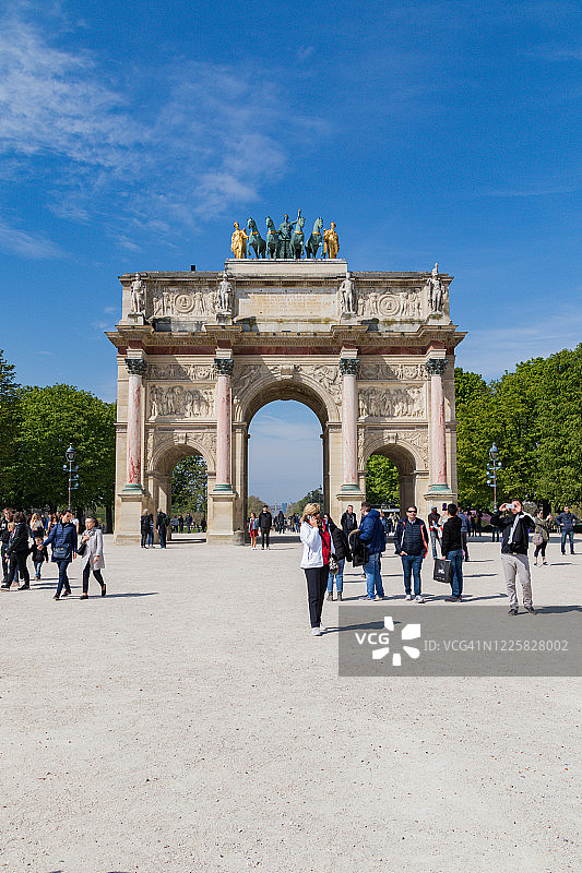 巴黎卢浮宫前的卡鲁塞尔凯旋门，法国图片素材