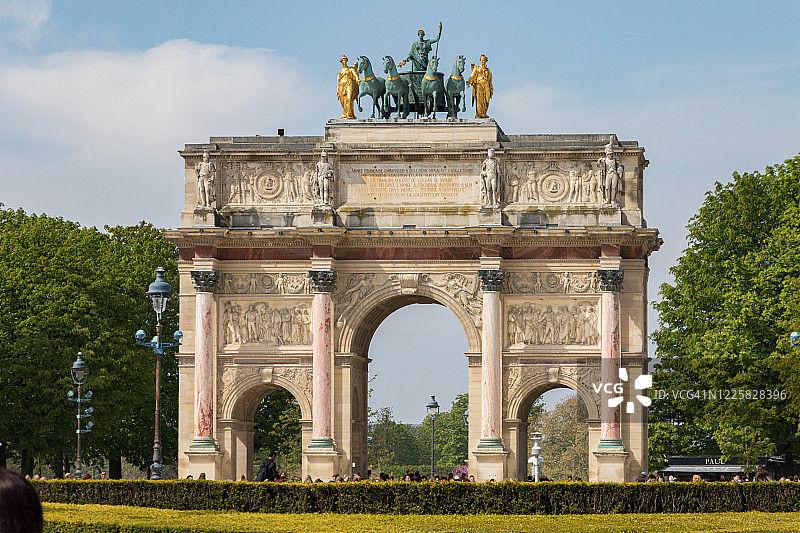 巴黎卢浮宫前的卡鲁塞尔凯旋门，法国图片素材