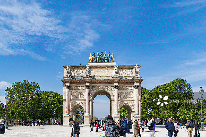 巴黎卢浮宫前的卡鲁塞尔凯旋门，法国图片素材