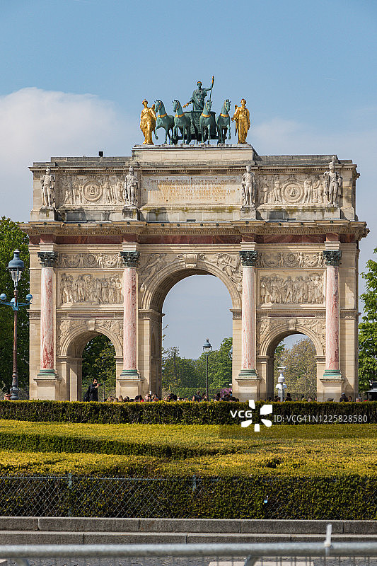 巴黎卢浮宫前的卡鲁塞尔凯旋门，法国图片素材