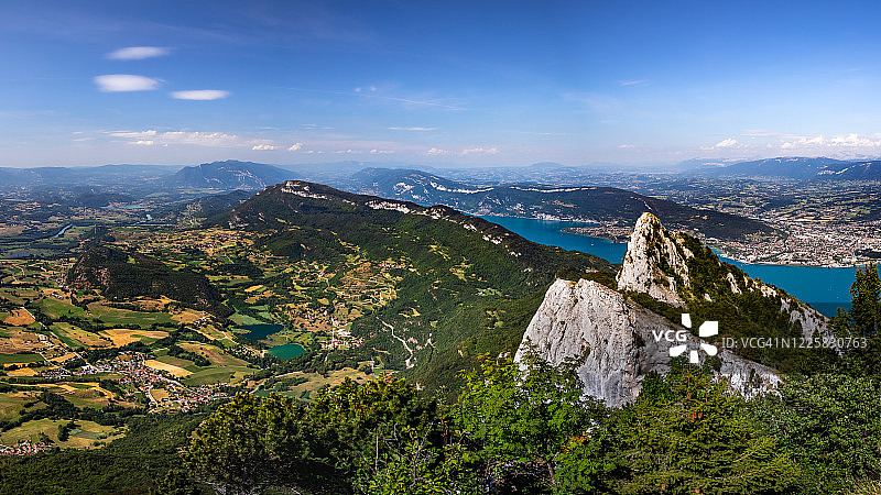 法国阿尔卑斯山沙齿峰全景，艾克斯莱班市位于布尔歇湖畔图片素材