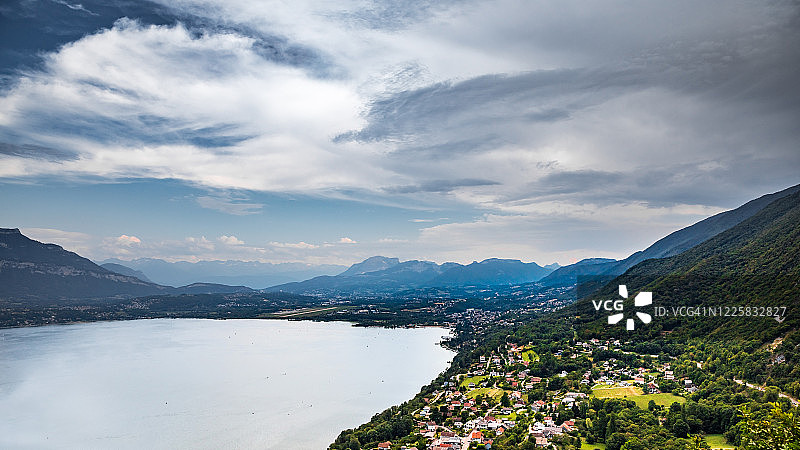 法国布尔德小村庄，位于布尔歇湖畔，靠近艾克斯莱班和尚贝里市，阿尔卑斯山脉高视角图片素材