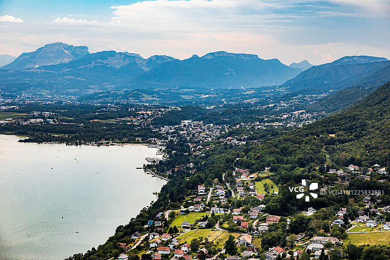 法国布尔德小村庄，位于布尔歇湖畔，靠近艾克斯莱班和尚贝里市，阿尔卑斯山脉高视角图片素材