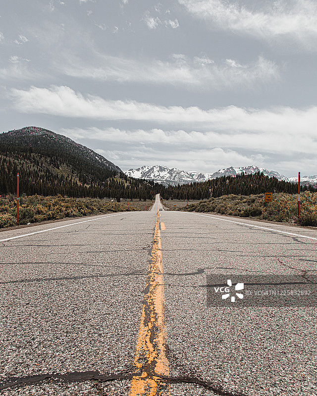 东部内华达山脉 - 六月湖图片素材