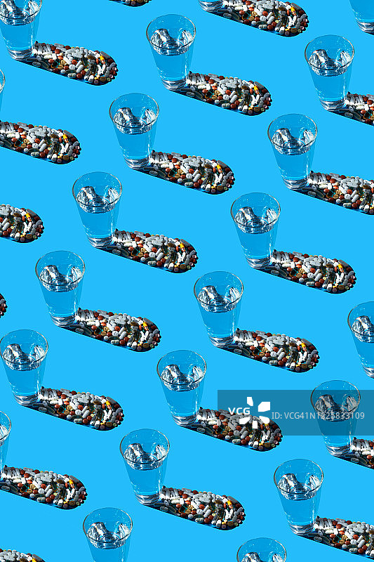 蓝色背景上放着各种药丸的眼镜图片素材