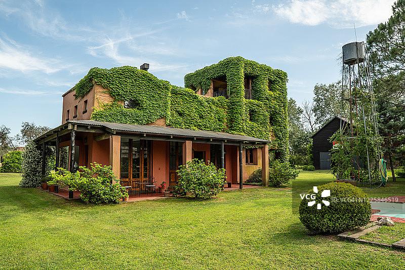 带游泳池的乡村住宅图片素材