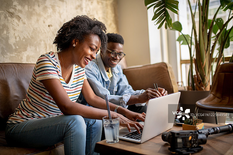 两个年轻人使用电脑图片素材