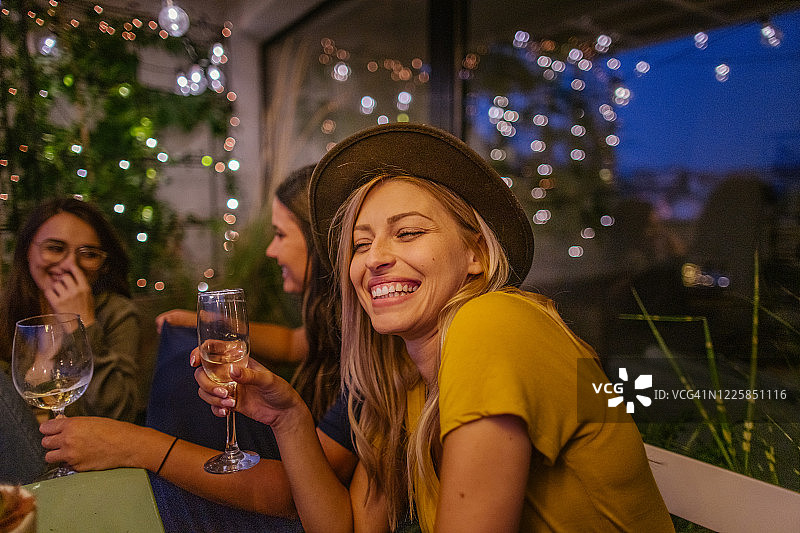 在开放式露台上享受美酒图片素材