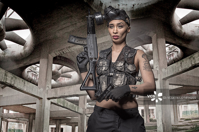 佩戴防毒面具的美丽女兵图片素材