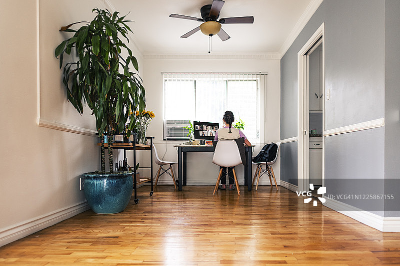 在家与同事进行视频会议的女人图片素材