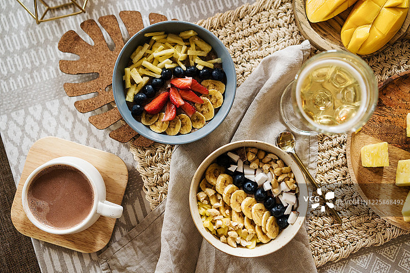 两碗健康的沙拉：芒果菠萝素食晚餐图片素材