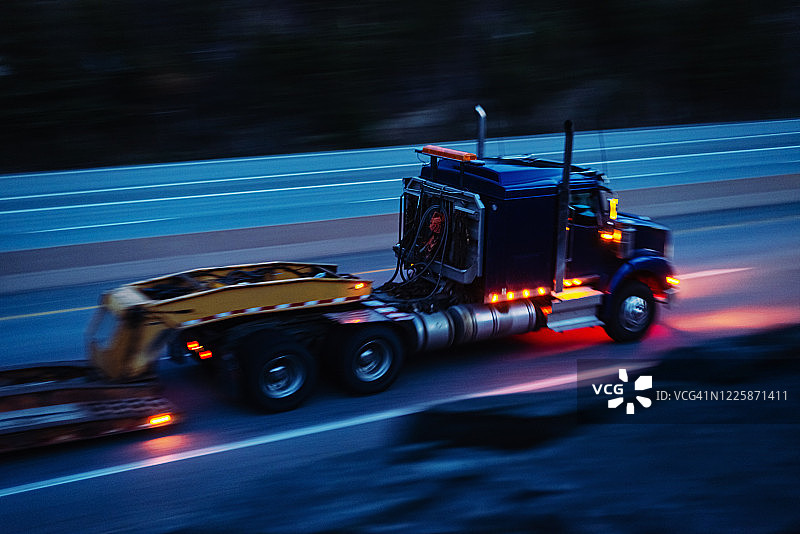 行驶中的半挂卡车图片素材