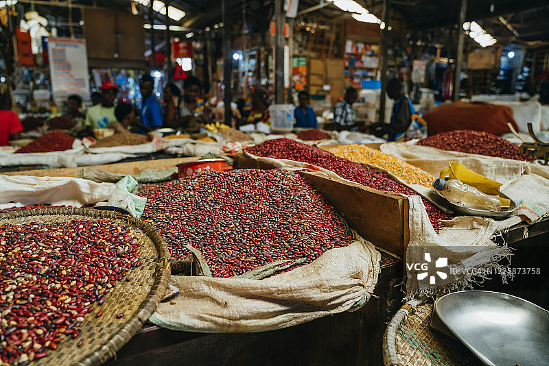 卢旺达基加利市场上的干豆堆图片素材