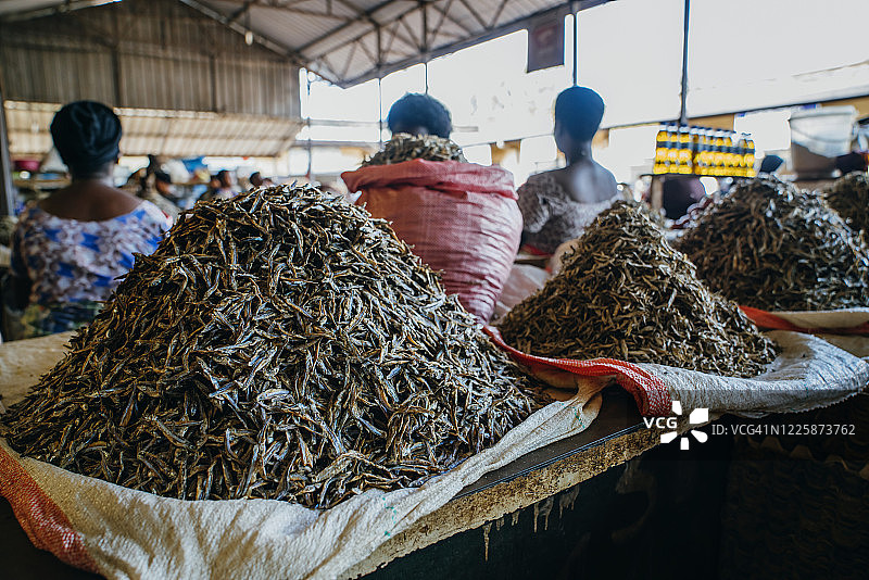 卢旺达基加利市场上待售的成堆干鱼图片素材