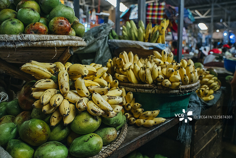 卢旺达基加利公共市场上的香蕉和鳄梨图片素材