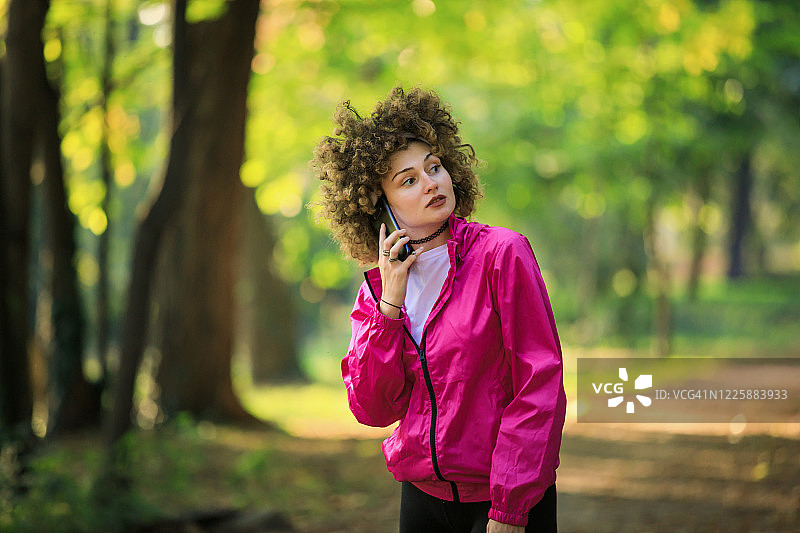 做完瑜伽后玩手机的女人图片素材