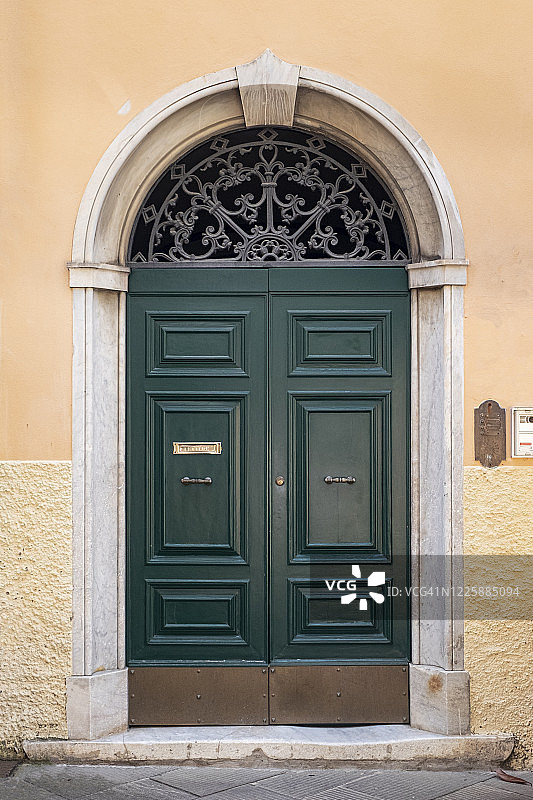 意大利彼得拉桑塔建筑的厚重绿色木制前门图片素材