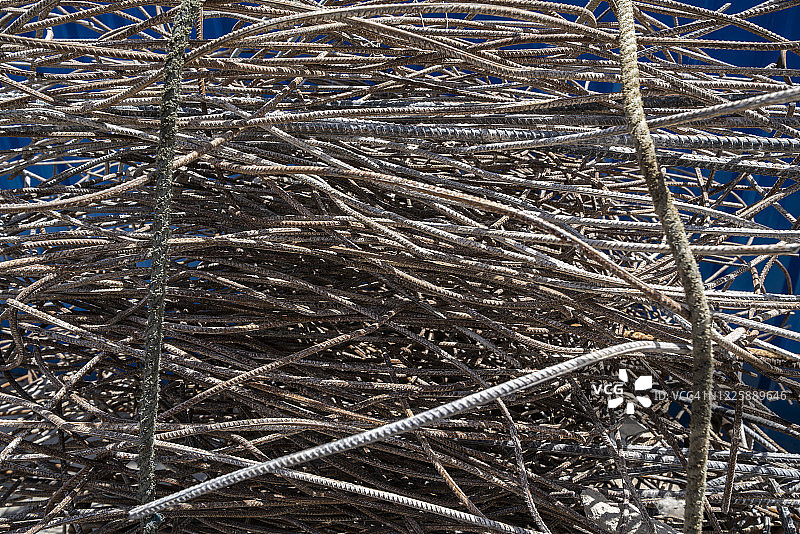 一堆生锈的钢筋图片素材