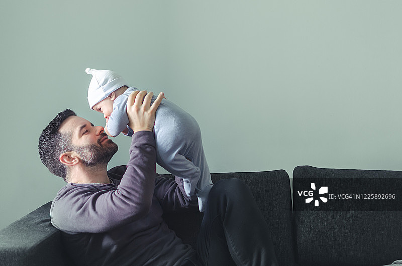 享受高质量的家庭时光图片素材