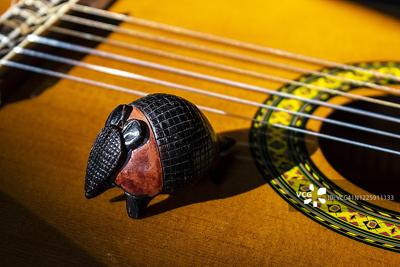 古典吉他与动物工艺品（犰狳）图片素材