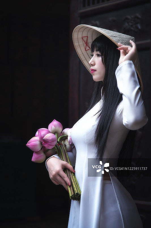 身穿奥黛越南女性传统服饰图片素材