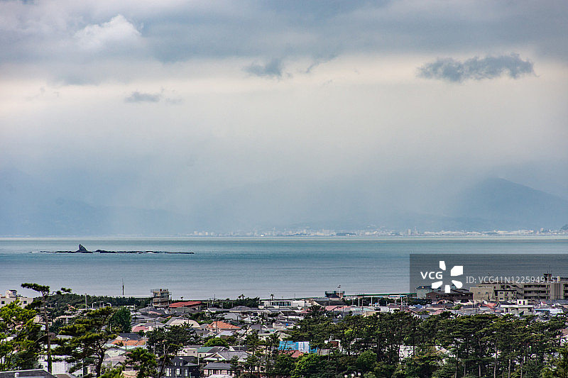日本神奈川县海滩上的阵雨图片素材