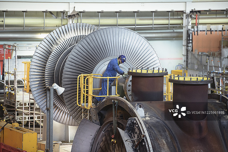 工程师在核电站检查涡轮机图片素材